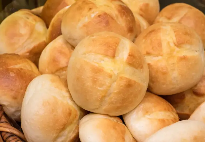 Prosty przepis na domowe bułki sojowe - szybkie i zdrowe pieczywo na co dzień