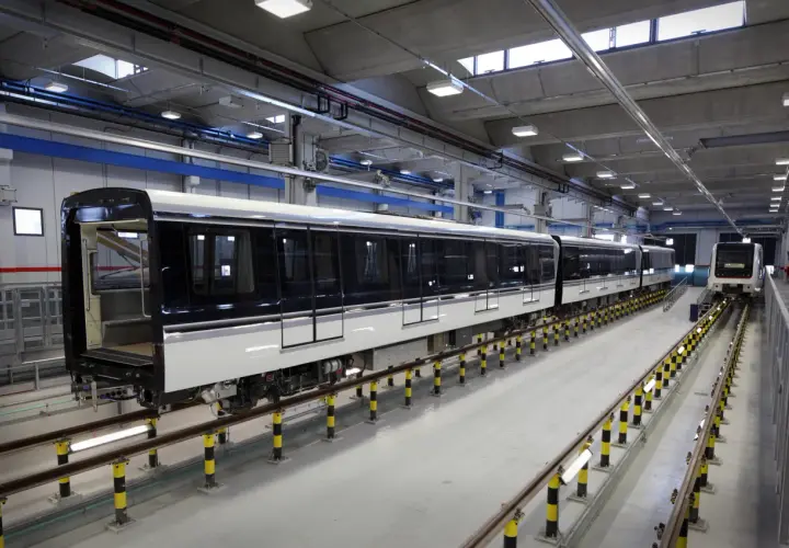 Nuovi treni per la metro di Santa Maria del Soccorso in un deposito moderno.