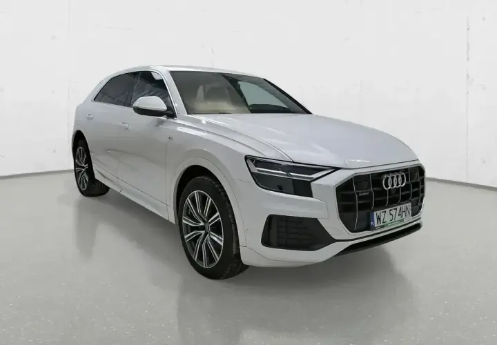Białe Audi Q8 na tle białej ściany. Sprawdź atrakcyjną audi q8 cena i wybierz swój wymarzony SUV.