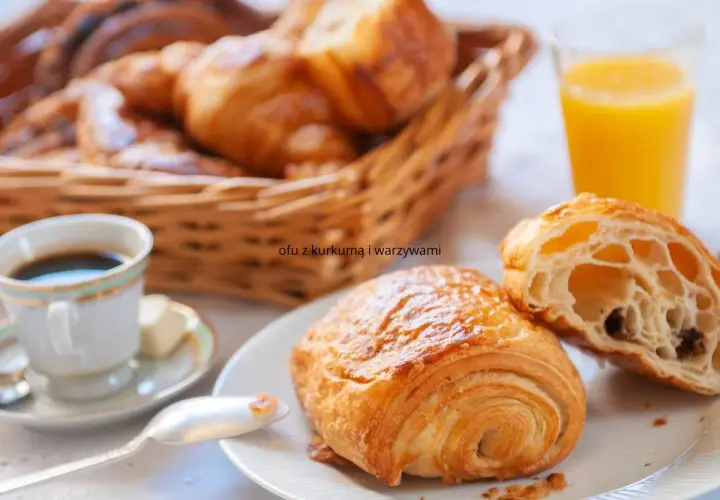Idealne francuskie śniadanie: świeże croissanty, kawa i sok pomarańczowy.