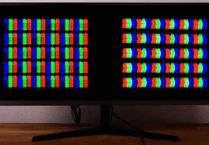Vergleich von Pixelstrukturen auf einem Monitor: Links rechteckige Subpixel, rechts pfeilförmige, ideal für VA oder IPS Panel Gaming.