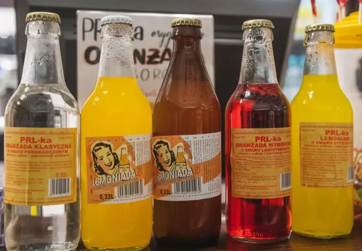 Nostalgiczne napoje lat 90, które pamiętasz z dzieciństwa