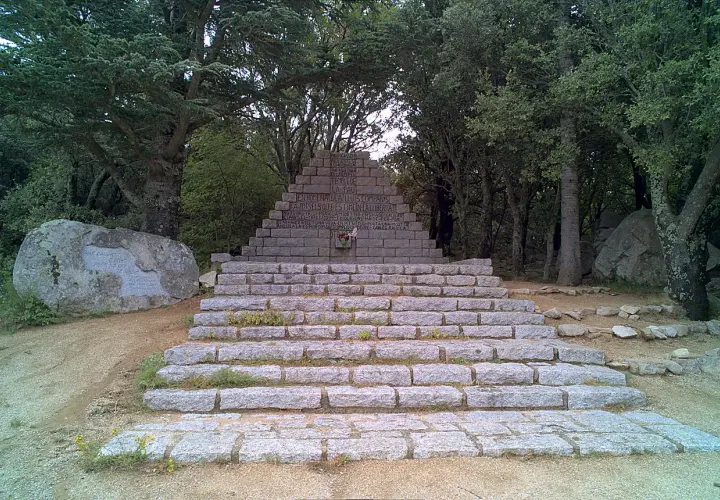 Monumento en la ruta de l'exili, con escalinata de piedra y un gran monolito.