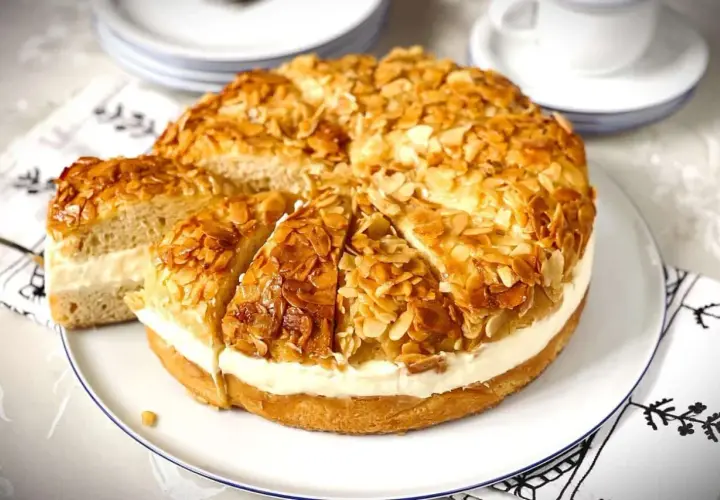 Ein köstlicher Bienenstich Kuchen mit Mandeldecke und cremiger Füllung. Dieses Bienenstich Rezept ist ein Klassiker.