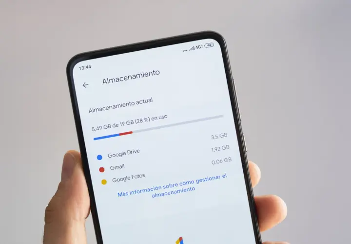 Pantalla de móvil mostrando el uso de almacenamiento, con Google Drive, Gmail y Google Fotos. Así se ve qué es Google One.