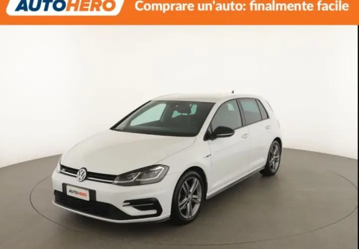 Macchina Golf 7 bianca, sportiva e moderna, pronta per nuove avventure.