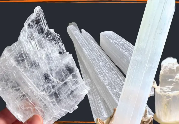 Mehrere transparente, säulenförmige Kristalle, die wie Eis aussehen. Ein großer, flacher Selenit Stein wird von einer Hand gehalten.