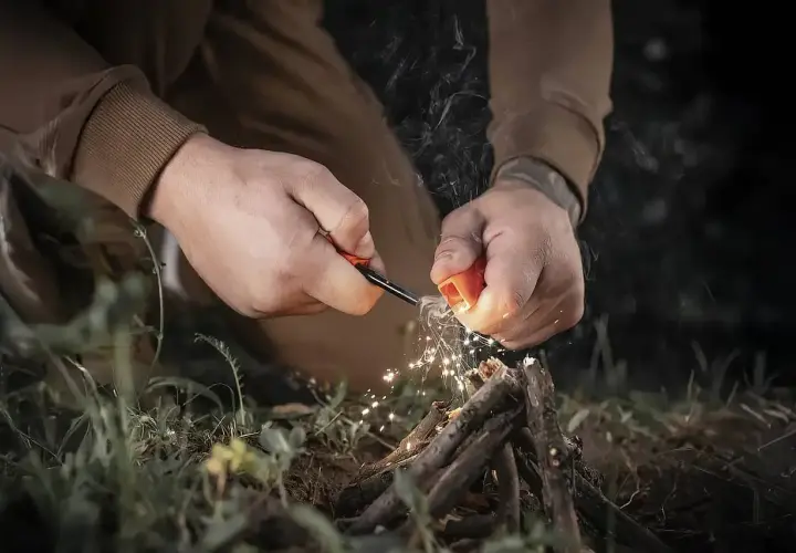 Rozpalanie ogniska krzesiwem to podstawa bushcraftu. Wiedza, jak to zrobić, jest kluczowa.