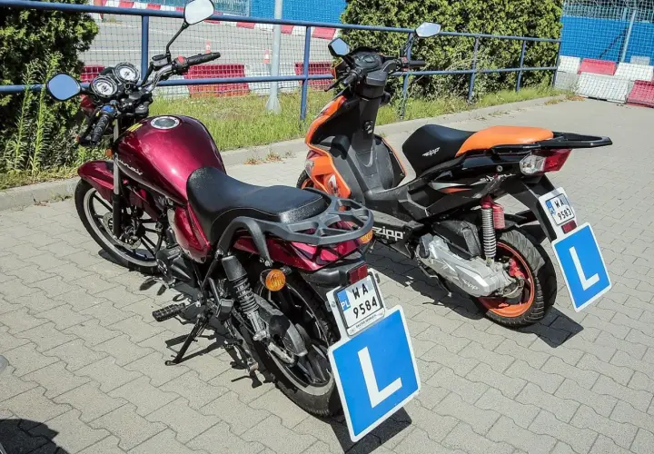 Dwa pojazdy, motocykl i skuter, gotowe do nauki jazdy na prawo jazdy AM.