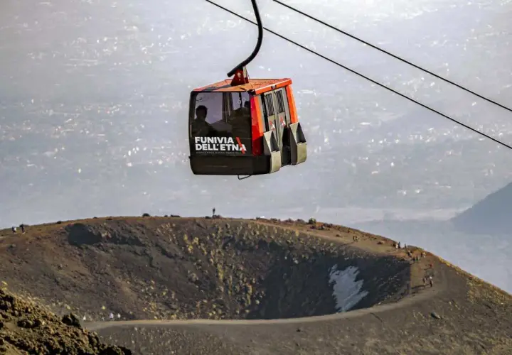 Funivia dell'Etna in movimento, un modo unico per visitare l'Etna e ammirare il paesaggio vulcanico.