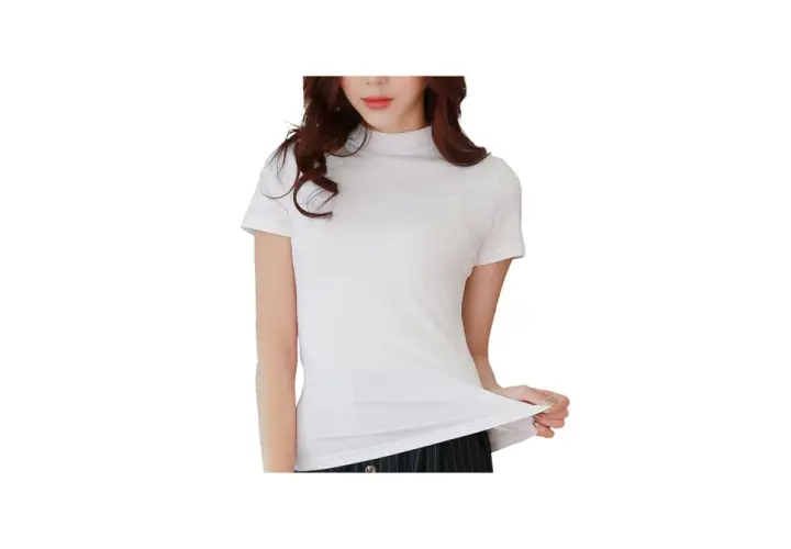 Frau in weißem T-Shirt mit Stehkragen und kurzen Ärmeln.