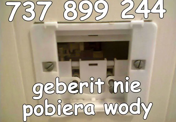 Widok mechanizmu spłuczki Geberit z widocznym numerem telefonu i tekstem "geberit nie pobiera wody".