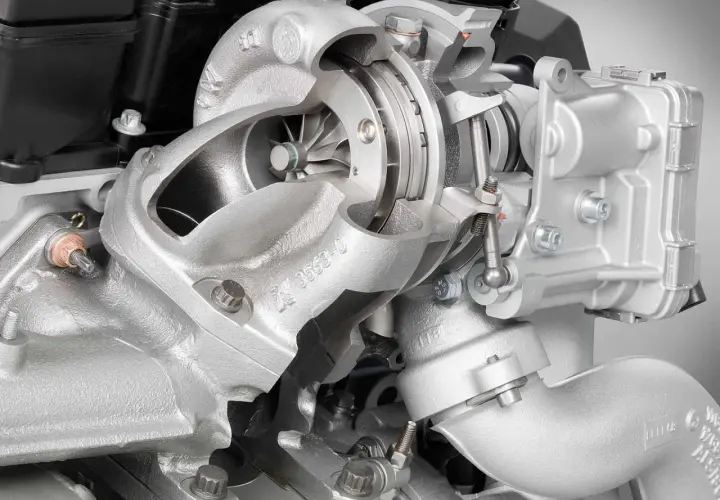 Silnik z podwójnym turbodoładowaniem, zapewniający twin power turbo.