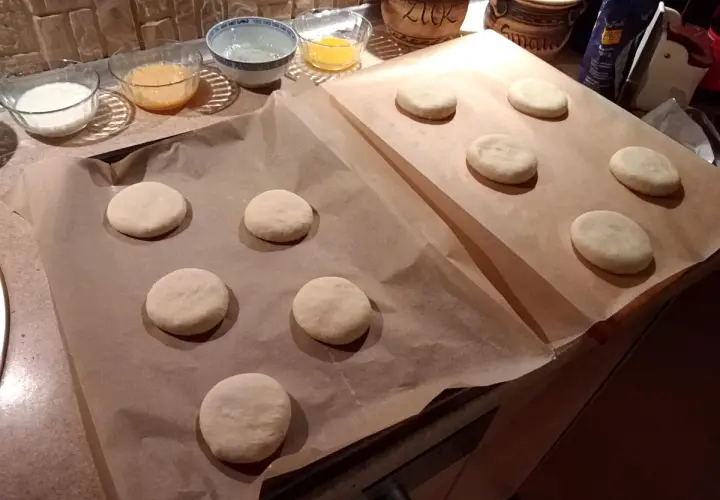 Ile piec bułki do hamburgerów, aby były idealnie rumiane?