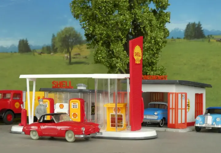 Miniaturowe stacje paliw Shell z prysznicem, gdzie kierowcy mogą odświeżyć się po długiej podróży.