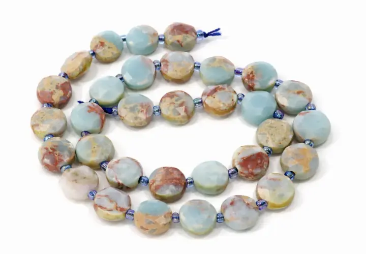 Kette aus flachen, facettierten Scheiben aus grauem Jaspis mit blauen und roten Einschlüssen. Die Wirkung dieses Steins soll beruhigend sein.