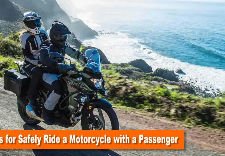Coppia in moto lungo la costa, con il passeggero in posizione sicura.