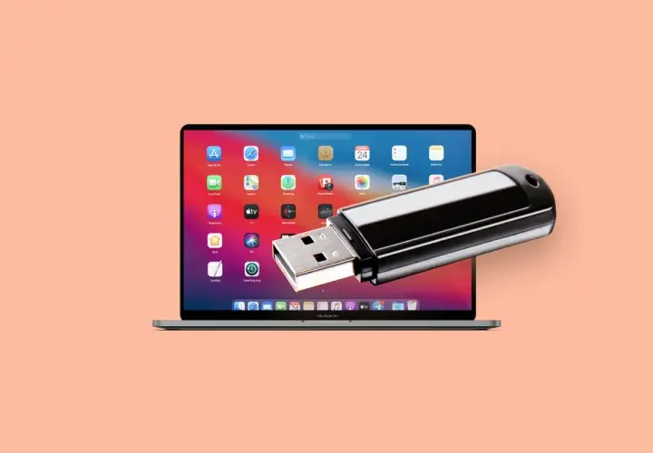 Pendrive na tle ekranu MacBook Pro. Dowiedz się, jak odzyskać pliki z pendrive, gdy dane znikną.