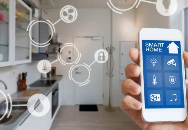 Controla tu hogar inteligente desde tu móvil. La app muestra iconos de luz, cámara, termómetro, cerradura, ventilador y música.