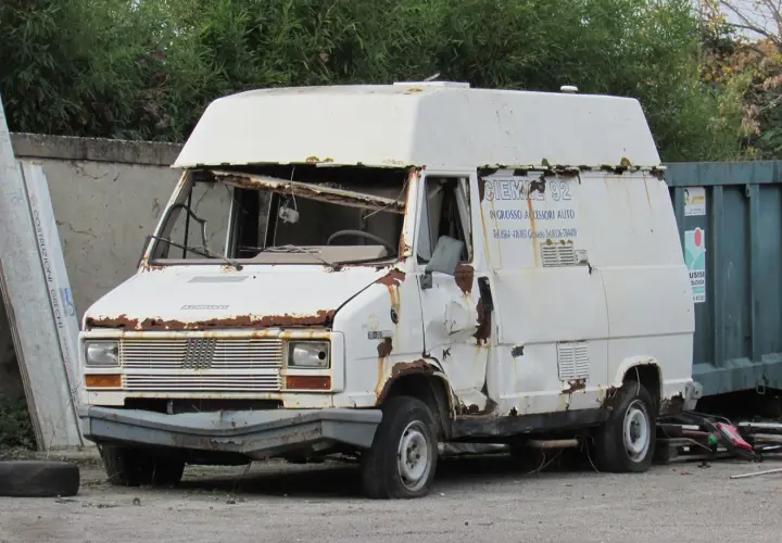 Fiat Ducato 2.3 Multijet 130 CV con graves problemas: óxido, parabrisas roto y abolladuras. Parece abandonada.
