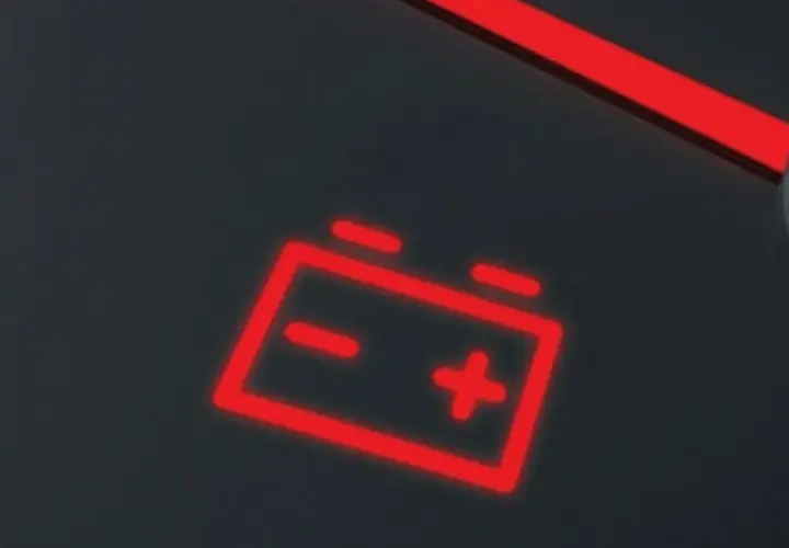 Spia batteria accesa sul cruscotto, un segnale rosso che indica un problema, ma l'alternatore carica.