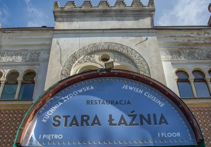 Tarnów stara łaźnia, dawniej miejsce kąpieli, dziś restauracja serwująca kuchnię żydowską. Architektura budynku zachwyca.