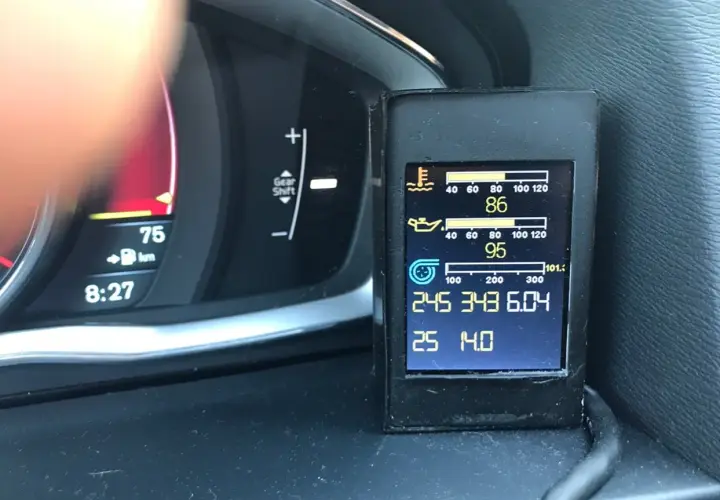 Wskaźniki w Volvo V50 2.0D pokazują temperaturę 86°C i ciśnienie oleju 95°C. Dodatkowy wyświetlacz pokazuje dane turbiny, potencjalne objawy problemów.