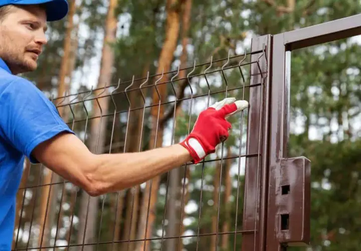 Jak postawić płot panelowy - proste kroki, które musisz znać