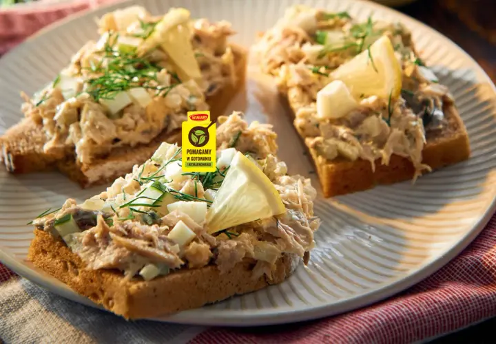 Pyszna pasta z makreli z jajkiem i ogórkiem na grzankach, ozdobiona koperkiem i cytryną. Idealna na szybką przekąskę.