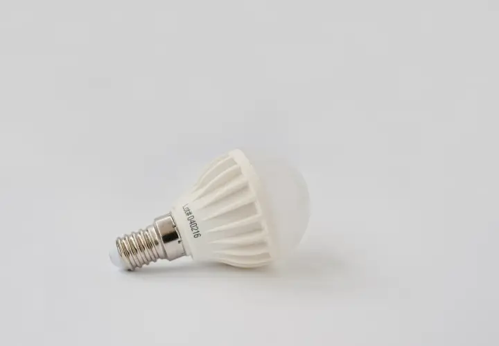 Biała żarówka LED 4W. Ile to wat? Ta energooszczędna żarówka LED ma moc 4W, co odpowiada tradycyjnej żarówce o mocy ok. 40W.