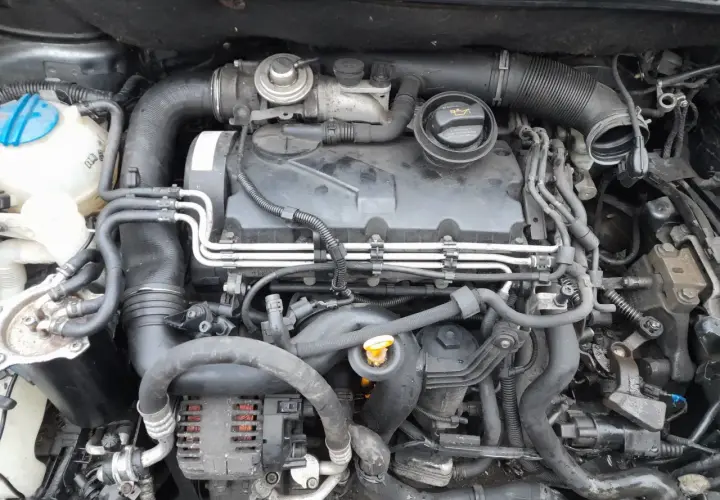Silnik 1.9 TDI 105 KM, widok z góry. Widać turbosprężarkę, przewody paliwowe i układ dolotowy.