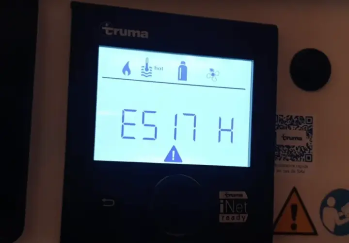 Écran Truma affichant le code erreur E517H. Une liste de codes erreur Truma peut aider à diagnostiquer le problème.