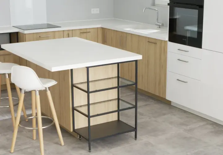 Un'elegante isola cucina fai da te con piano bianco e mensole in vetro, perfetta per una cucina moderna.