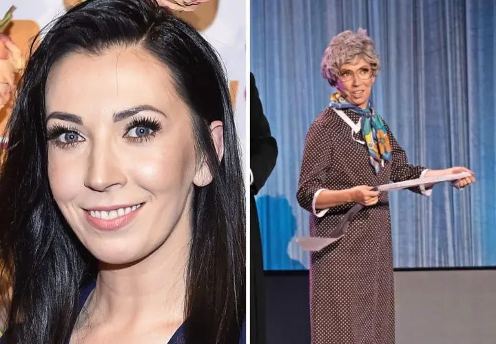Krystyna z Kabaretu Nowaki w stroju starszej pani, z siwą peruką i w grochy.