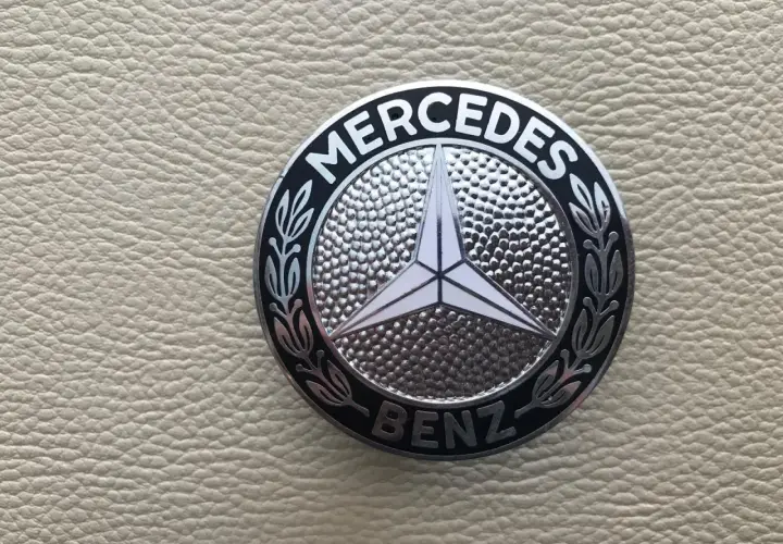 Mercedes nowe logo: Płaska gwiazda 2D i co z autami?