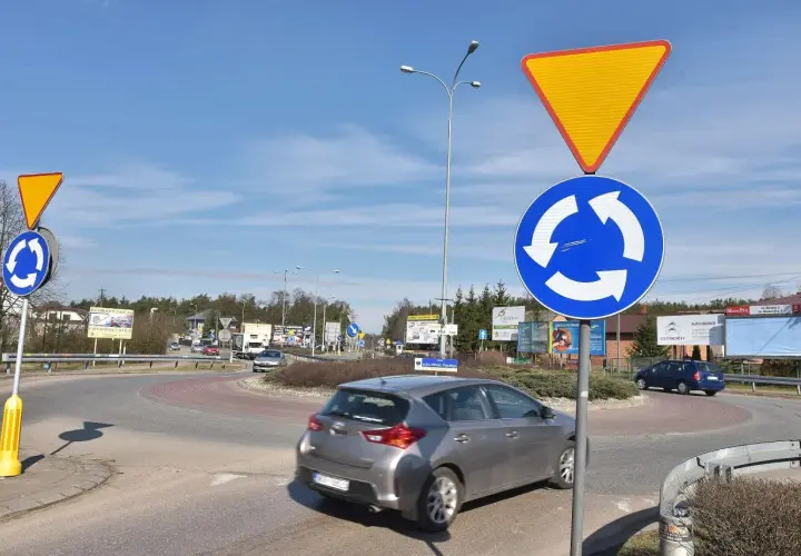 Rondo z ruchem okrężnym. Kierowca mógłby dostać mandat za wymuszenie pierwszeństwa bez kolizji, gdyby nie ustąpił pierwszeństwa pojazdom na rondzie.