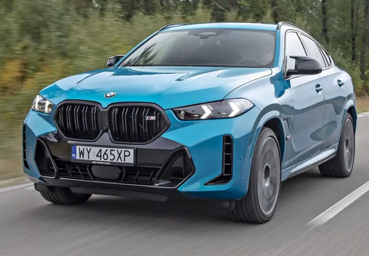 Niebieskie BMW X6 M na drodze. Sprawdź aktualną bmw x6 cena i możliwości tego SUV-a coupe.