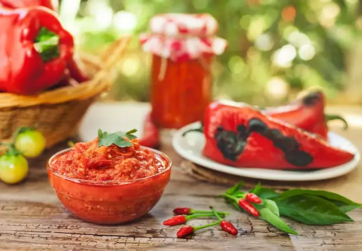 Ajvar co to? Pyszna pasta z pieczonej papryki i pomidorów, z dodatkiem chili. Idealna do kanapek i jako dodatek do dań.