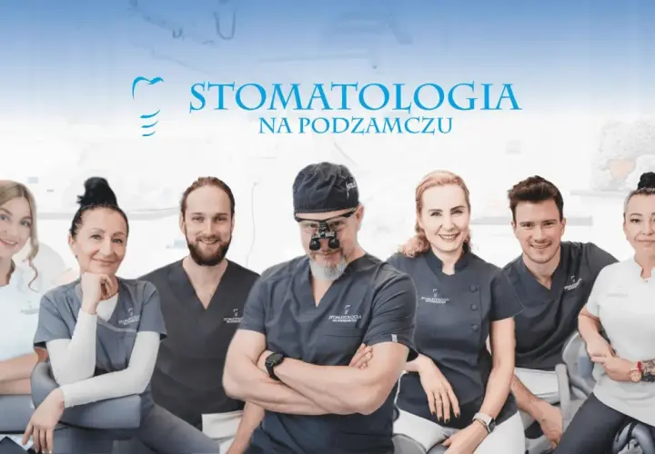 Zespół uśmiechniętych dentystów w uniformach medycznych, z logo "Stomatologia na Podzamczu".
