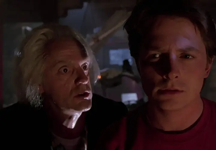 Marty i Doc Brown, jakby szykowali się do kolejnego powrotu do przyszłości 4. Ich miny sugerują, że coś się dzieje.
