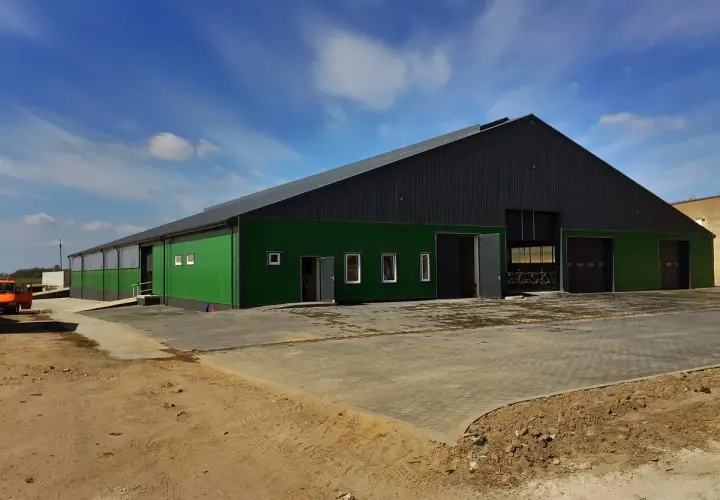 Nowy, zielono-szary budynek gospodarczy, idealny jako projekt obory na 20 krów. Gotowy na przyjęcie zwierząt.