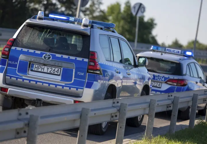 Dwie policyjne terenówki z włączonymi sygnałami świetlnymi. Zastanawiasz się, jakie służby mundurowe wybrać?