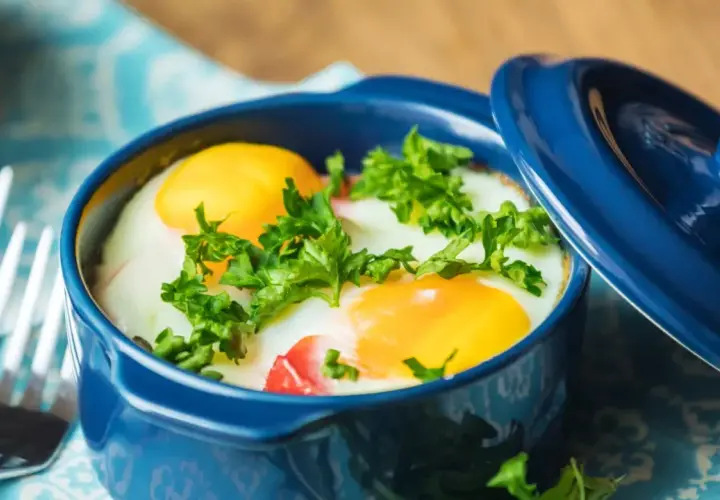 Œufs cocotte parfaits, prêts à déguster. Le temps de cuisson œuf cocotte four chaleur tournante est idéal pour un jaune coulant.