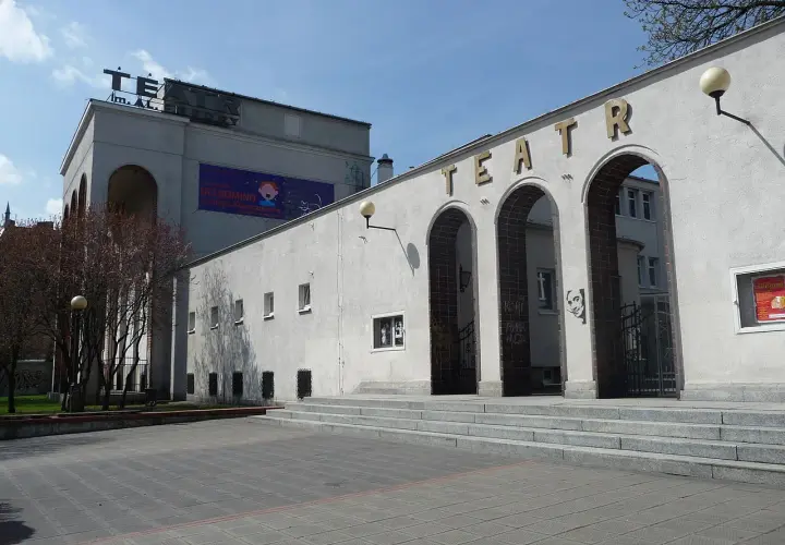 Teatr im. A. Fredry w Gnieźnie, z charakterystycznymi arkadami i napisem na fasadzie, zaprasza na kolejne spektakle.