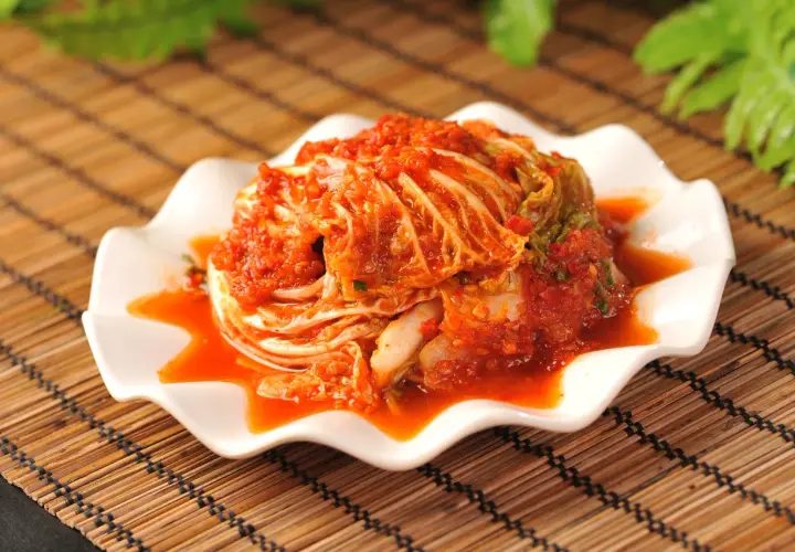 En skål med kryddig kimchi, perfekt för ditt nästa kimchi recept.