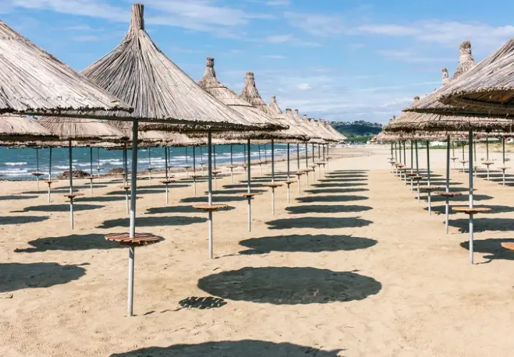 Golem, Albania: Przewodnik po atrakcjach i plażach. Warto jechać?