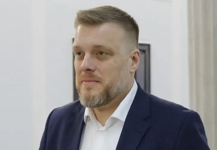 Kim jest Adrian Zandberg? Fakty o polityku, jego rodzinie i osiągnięciach