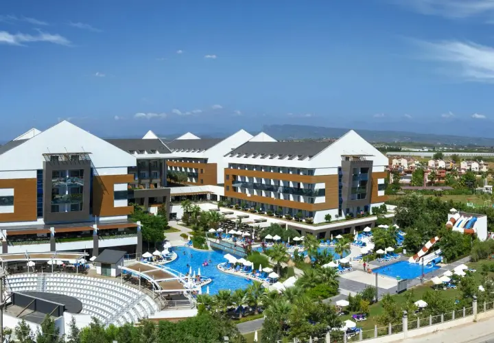 Nowe budynki hotelowe z basenami i zjeżdżalniami. Wiele osób odpoczywa, co może świadczyć o pozytywnych terrace elite resort opinie.