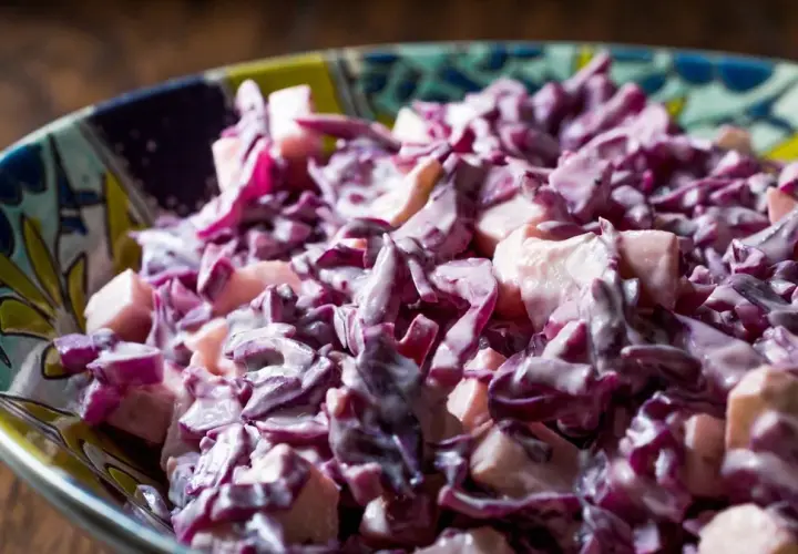 Surówka z czerwonej kapusty jak w kebabie – prosty przepis na smakowity dodatek