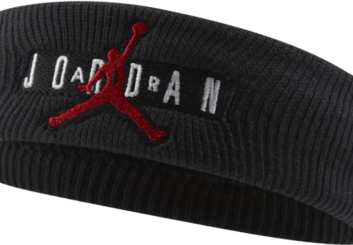 Czarna opaska na głowę Jordan z czerwonym logo Jumpman i białym napisem JORDAN. Idealna dla fanów sportowego stylu.